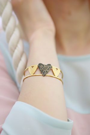 gros bracelet jonc avec des coeurs et du papier japoanis resine noir fleuri